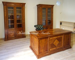 Librerie e scrivania stile classico in legno massello di noce intarsiato ulivo